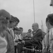 1974, Kraków, Polska.
Były premier, członek prezydium Ogólnopolskiego Komitetu FJN Józef Cyrankiewicz odwiedza Nową Hutę. Polityk uroczyście wręcza harcerzom dowody osobiste.
Fot. Stanisław Gawliński, zbiory Ośrodka KARTA