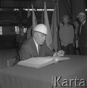 1974, Kraków, Polska.
Były premier, członek prezydium Ogólnopolskiego Komitetu FJN Jóżef Cyrankiewicz odwiedza Nową Hutę. Polityk wpisuje się do księgi pamiątkowej.
Fot. Stanisław Gawlińśki, zbiory Ośrodka KARTA