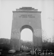 1974, Lwów, Ukraińska Socjalistyczna Republika Radziecka, ZSRR.
Niszczejący Pomnik Chwały na Cmentarzu Obrońców Lwowa (Cmentarzu Orląt Lwowskich).
Fot. Stanisław Gawliński, zbiory Ośrodka KARTA
