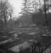 1974, Lwów, Ukraińska Socjalistyczna Republika Radziecka, ZSRR.
Niszczejące nagrobki na Cmentarzu Obrońców Lwowa (Cmentarzu Orląt Lwowskich). 
Fot. Stanisław Gawliński, zbiory Ośrodka KARTA
