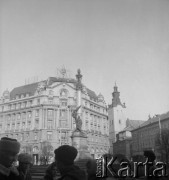 1974, Lwów, Ukraińska Socjalistyczna Republika Radziecka, ZSRR.
Plac Adama Mickiewicza. Widoczny pomnik (kolumna) Adama Mickiewicza stojący na placu, za nim - budynek Szprechera mieszczący księgarnię Dom Książki, oraz wieża Bazyliki Archikatedralnej Wniebowzięcia Najświętszej Maryi Panny (Kościoła Łacińskiego).
Fot. Stanisław Gawliński, zbiory Ośrodka KARTA