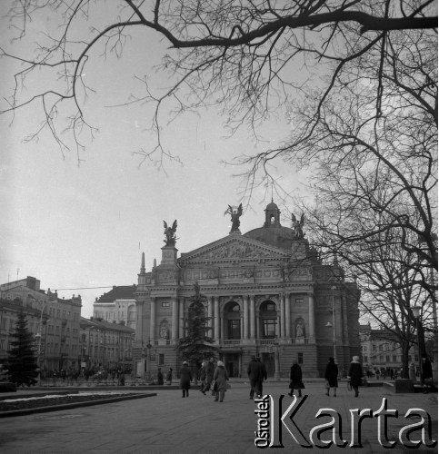 Sierpień 1974, Lwów, Ukraińska Socjalistyczna Republika Radziecka, ZSRR.
Teatr Wielki (Lwowski Narodowy Akademicki Teatr Opery i Baletu im. Salomei Kruszelnickiej) - eklektyczny gmach według projektu Zygmunta Gorgolewskiego.
Fot. Stanisław Gawliński, zbiory Ośrodka KARTA