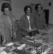 Lata 60., Kraków, Polska.
Pracownice Przedsiębiorstwa Upowszechniania Prasy i Książki „Ruch” przy stoisku z książkami.
Fot. Stanisław Gawliński, zbiory Ośrodka KARTA