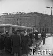 Lata 60.-70., Kraków, Polska.
Podróżni na przystanku autobusowym przy Placu Centralnym.
Fot. Stanisław Gawliński, zbiory Ośrodka KARTA
