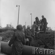 Lata 70. Kraków, Polska.
Nowa Huta. Prace murarskie w ramach czynu partyjnego.
Fot. Stanisław Gawliński, zbiory Ośrodka KARTA