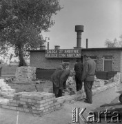 Lata 70. Kraków, Polska.
Nowa Huta. Prace murarskie w ramach czynu partyjnego.
Fot. Stanisław Gawliński, zbiory Ośrodka KARTA