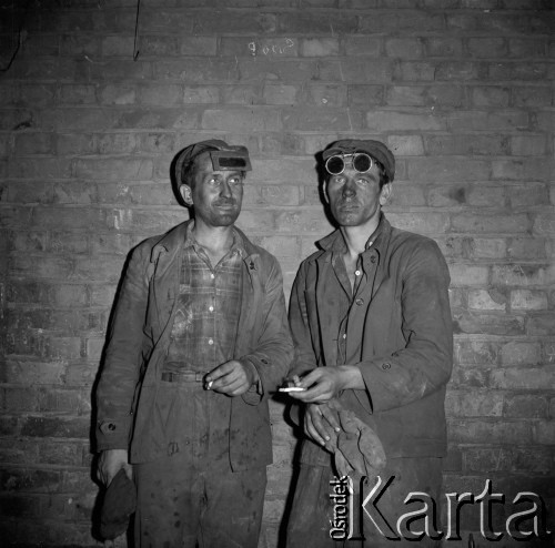 Lata 70., Kraków, Polska.
Kombinat Metalurgiczny Huty im. Lenina. Hutnicy.
Fot. Stanisław Gawliński, zbiory Ośrodka KARTA