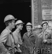 Lata 70., Kraków, Polska.
Kombinat Metalurgiczny Huty im. Lenina. Robotnicy.
Fot. Stanisław Gawliński, zbiory Ośrodka KARTA