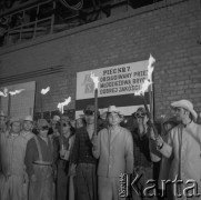 Lata 70., Kraków, Polska.
Kombinat Metalurgiczny Huty im. Lenina. Robotnicy.
Fot. Stanisław Gawliński, zbiory Ośrodka KARTA