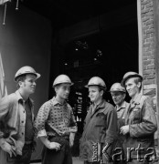 Lata 70., Kraków, Polska.
Kombinat Metalurgiczny Huty im. Lenina. Robotnicy.
Fot. Stanisław Gawliński, zbiory Ośrodka KARTA