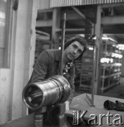 II poł. lat 70., Kraków, Polska.
Hala Kombinatu Metalurgicznego Huty im. Lenina. Ślusarz obsługuje maszynę.
Fot. Stanisław Gawliński, zbiory Ośrodka KARTA