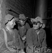 II poł. lat 70., Kraków, Polska.
Hala Kombinatu Metalurgicznego Huty im. Lenina. Rozmowa hutników.
Fot. Stanisław Gawliński, zbiory Ośrodka KARTA