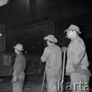 II poł. lat 70., Kraków, Polska.
Hala Kombinatu Metalurgicznego Huty im. Lenina. Hutnicy w czasie przerwy na papierosa.
Fot. Stanisław Gawliński, zbiory Ośrodka KARTA