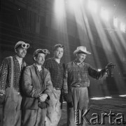 II poł. lat 70., Kraków, Polska.
Hala Kombinatu Metalurgicznego Huty im. Lenina. Grupa hutników.
Fot. Stanisław Gawliński, zbiory Ośrodka KARTA