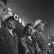 II poł. lat 70., Kraków, Polska.
Hala Kombinatu Metalurgicznego Huty im. Lenina. Portret hutników.
Fot. Stanisław Gawliński, zbiory Ośrodka KARTA