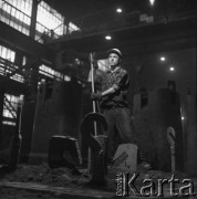 II poł. lat 70., Kraków, Polska.
Hala Kombinatu Metalurgicznego Huty im. Lenina. Hutnik podczas pracy.
Fot. Stanisław Gawliński, zbiory Ośrodka KARTA