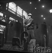 II poł. lat 70., Kraków, Polska.
Hala Kombinatu Metalurgicznego Huty im. Lenina. Hutnik podczas pracy.
Fot. Stanisław Gawliński, zbiory Ośrodka KARTA