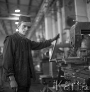 II poł. lat 70., Kraków, Polska.
Hala Kombinatu Metalurgicznego Huty im. Lenina. Ślusarz  przy swoim warsztacie.
Fot. Stanisław Gawliński, zbiory Ośrodka KARTA