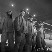 II poł. lat 70., Kraków, Polska.
Hala Kombinatu Metalurgicznego Huty im. Lenina. Grupa hutników.
Fot. Stanisław Gawliński, zbiory Ośrodka KARTA