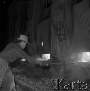 II poł. lat 70., Kraków, Polska.
Hala Kombinatu Metalurgicznego Huty im. Lenina. Hutnik podczas pracy.
Fot. Stanisław Gawliński, zbiory Ośrodka KARTA