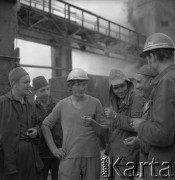 II poł. lat 70., Kraków, Polska.
Hala Kombinatu Metalurgicznego Huty im. Lenina. Rozmowa hutników.
Fot. Stanisław Gawliński, zbiory Ośrodka KARTA