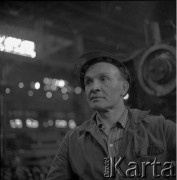 II poł. lat 70., Kraków, Polska.
Hala Kombinatu Metalurgicznego Huty im. Lenina. Portret robotnika.
Fot. Stanisław Gawliński, zbiory Ośrodka KARTA