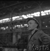 II poł. lat 70., Kraków, Polska.
Hala Kombinatu Metalurgicznego Huty im. Lenina. Portret robotnika.
Fot. Stanisław Gawliński, zbiory Ośrodka KARTA