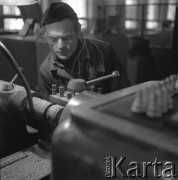 II poł. lat 70., Kraków, Polska.
Hala Kombinatu Metalurgicznego Huty im. Lenina. Ślusarz obsługuje maszynę.
Fot. Stanisław Gawliński, zbiory Ośrodka KARTA