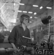 II poł. lat 70., Kraków, Polska.
Hala Kombinatu Metalurgicznego Huty im. Lenina. Ślusarz obsługuje maszynę.
Fot. Stanisław Gawliński, zbiory Ośrodka KARTA