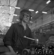 II poł. lat 70., Kraków, Polska.
Hala Kombinatu Metalurgicznego Huty im. Lenina. Ślusarz obsługuje maszynę.
Fot. Stanisław Gawliński, zbiory Ośrodka KARTA