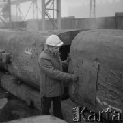 Lata 70., Kraków, Polska.
Kombinat Metalurgiczny Huty im. Lenina. Robotnik przy wlewnicy. 
Fot. Stanisław Gawliński, zbiory Ośrodka KARTA