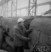 Lata 70., Kraków, Polska.
Kombinat Metalurgiczny Huty im. Lenina. Robotnik przy wlewnicy. 
Fot. Stanisław Gawliński, zbiory Ośrodka KARTA