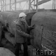 Lata 70., Kraków, Polska.
Kombinat Metalurgiczny Huty im. Lenina. Robotnik przy wlewnicy. 
Fot. Stanisław Gawliński, zbiory Ośrodka KARTA