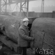 Lata 70., Kraków, Polska.
Kombinat Metalurgiczny Huty im. Lenina. Robotnik przy wlewnicy. 
Fot. Stanisław Gawliński, zbiory Ośrodka KARTA