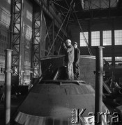 Lata 70., Kraków, Polska.
Kombinat Metalurgiczny Huty im. Lenina. Pracownicy w hali produkcyjnej.
Fot. Stanisław Gawliński, zbiory Ośrodka KARTA