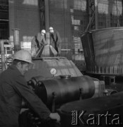 Lata 70., Kraków, Polska.
Kombinat Metalurgiczny Huty im. Lenina. Pracownicy w hali produkcyjnej.
Fot. Stanisław Gawliński, zbiory Ośrodka KARTA