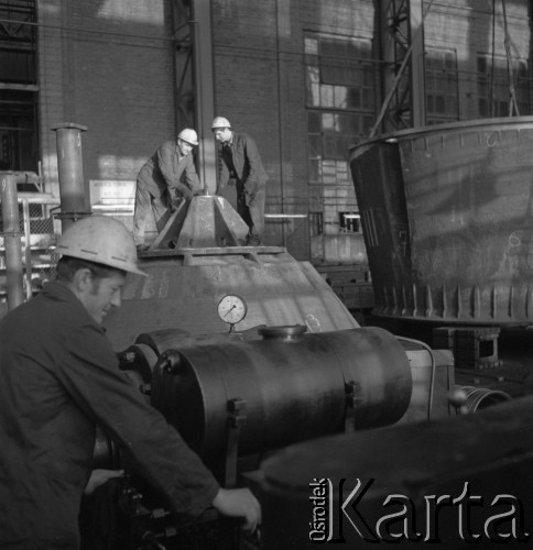 Lata 70., Kraków, Polska.
Kombinat Metalurgiczny Huty im. Lenina. Pracownicy w hali produkcyjnej.
Fot. Stanisław Gawliński, zbiory Ośrodka KARTA