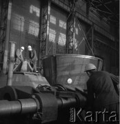 Lata 70., Kraków, Polska.
Kombinat Metalurgiczny Huty im. Lenina. Pracownicy w hali produkcyjnej.
Fot. Stanisław Gawliński, zbiory Ośrodka KARTA