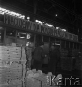Lata 70., Kraków, Polska.
Kombinat Metalurgiczny Huty im. Lenina. Hasło propagandowe w hali produkcyjnej..
Fot. Stanisław Gawliński, zbiory Ośrodka KARTA