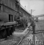 Lata 70., Kraków, Polska.
Kombinat Metalurgiczny Huty im. Lenina. Robotnicy podczas pracy na Wydziale Przerobu Żużlu.
Fot. Stanisław Gawliński, zbiory Ośrodka KARTA