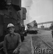 1974, Kraków, Polska.
Kombinat Metalurgiczny Huty im. Lenina. Robotnicy podczas pracy na Wydziale Przerobu Żużlu.
Fot. Stanisław Gawliński, zbiory Ośrodka KARTA