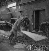 1974, Kraków, Polska.
Kombinat Metalurgiczny Huty im. Lenina. Robotnicy podczas pracy na Wydziale Przerobu Żużlu.
Fot. Stanisław Gawliński, zbiory Ośrodka KARTA