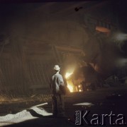 Lata 70., Kraków, Polska.
Hala produkcyjna w Kombinacie Metalurgicznym Huty im. Lenina. 
Fot. Stanisław Gawliński, zbiory Ośrodka KARTA