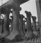 1972, Kraków, Polska.
Żelbetowe słupy konstrukcyjne na teren Kombinatu Metalurgicznego Huty im. Lenina
Fot. Stanisław Gawliński, zbiory Ośrodka KARTA