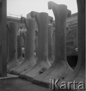 1972, Kraków, Polska.
Żelbetowe słupy konstrukcyjne na teren Kombinatu Metalurgicznego Huty im. Lenina
Fot. Stanisław Gawliński, zbiory Ośrodka KARTA