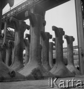 1972, Kraków, Polska.
Żelbetowe słupy konstrukcyjne na teren Kombinatu Metalurgicznego Huty im. Lenina
Fot. Stanisław Gawliński, zbiory Ośrodka KARTA
