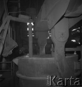 Lata 70., Kraków, Polska.
Hala produkcyjna w Kombinacie Metalurgicznym Huty im. Lenina. 
Fot. Stanisław Gawliński, zbiory Ośrodka KARTA