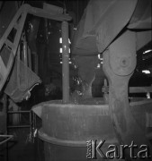 Lata 70., Kraków, Polska.
Hala produkcyjna w Kombinacie Metalurgicznym Huty im. Lenina. 
Fot. Stanisław Gawliński, zbiory Ośrodka KARTA