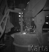 Lata 70., Kraków, Polska.
Hala produkcyjna w Kombinacie Metalurgicznym Huty im. Lenina. 
Fot. Stanisław Gawliński, zbiory Ośrodka KARTA