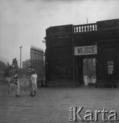 Lata 70.-80., Kraków, Polska.
Grupa kobiet stoi przed Bramą nr 1A, prowadząca na teren Kombinatu Metalurgicznego Huty im. Lenina.
Fot. Stanisław Gawliński, zbiory Ośrodka KARTA